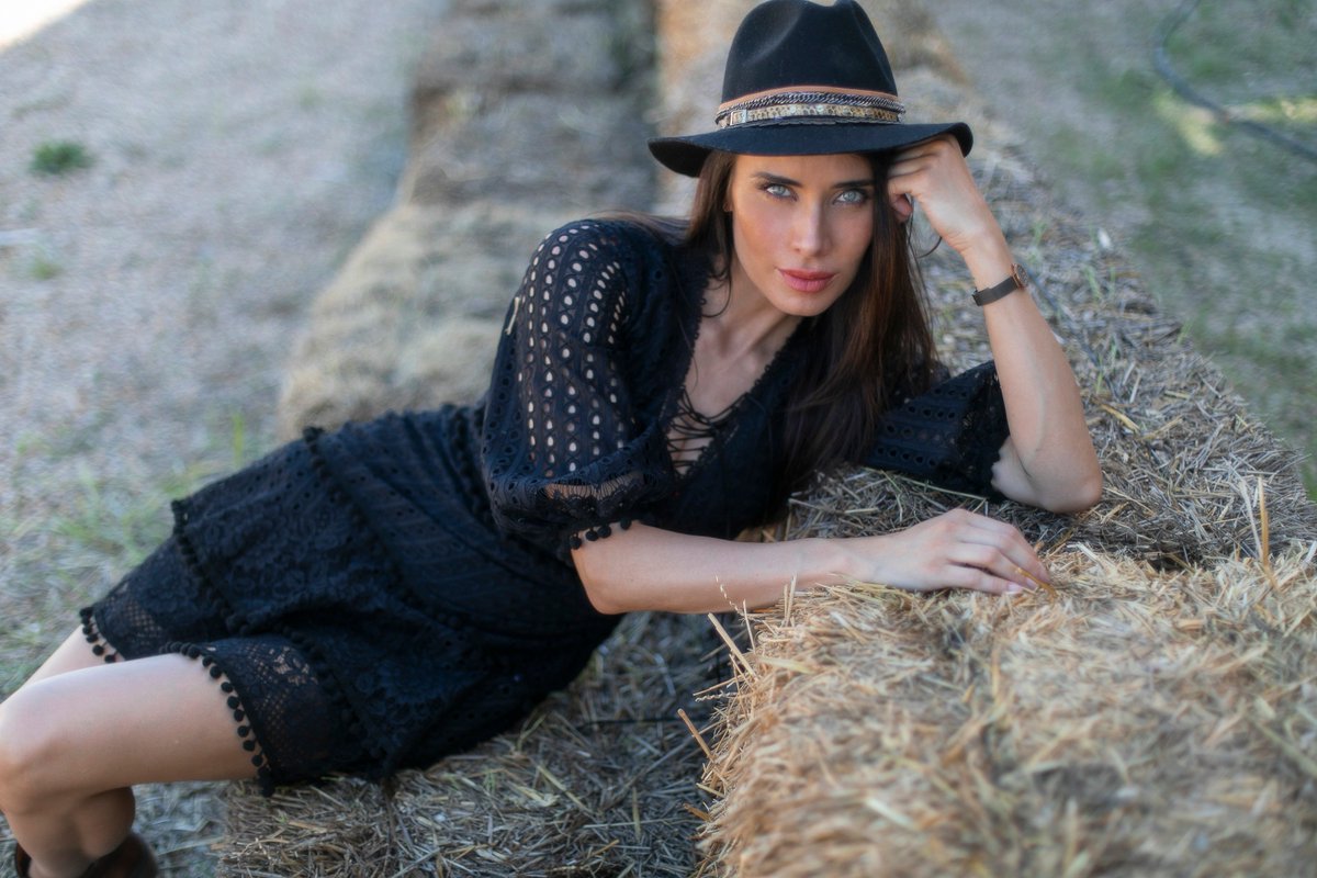 Apenas quedan unos días para que empiece el mes de Junio. ¡Qué ganas tengo! En el post de hoy os hablo del vestido boho chic. Me parece un look casual de lo más apetecible, ¿y a  vosotros? Puedes leer el post aquí ➡pilarrubio.com/boho-dress/ ⬅️ ¡Espero que os guste! ⚡ #newpost