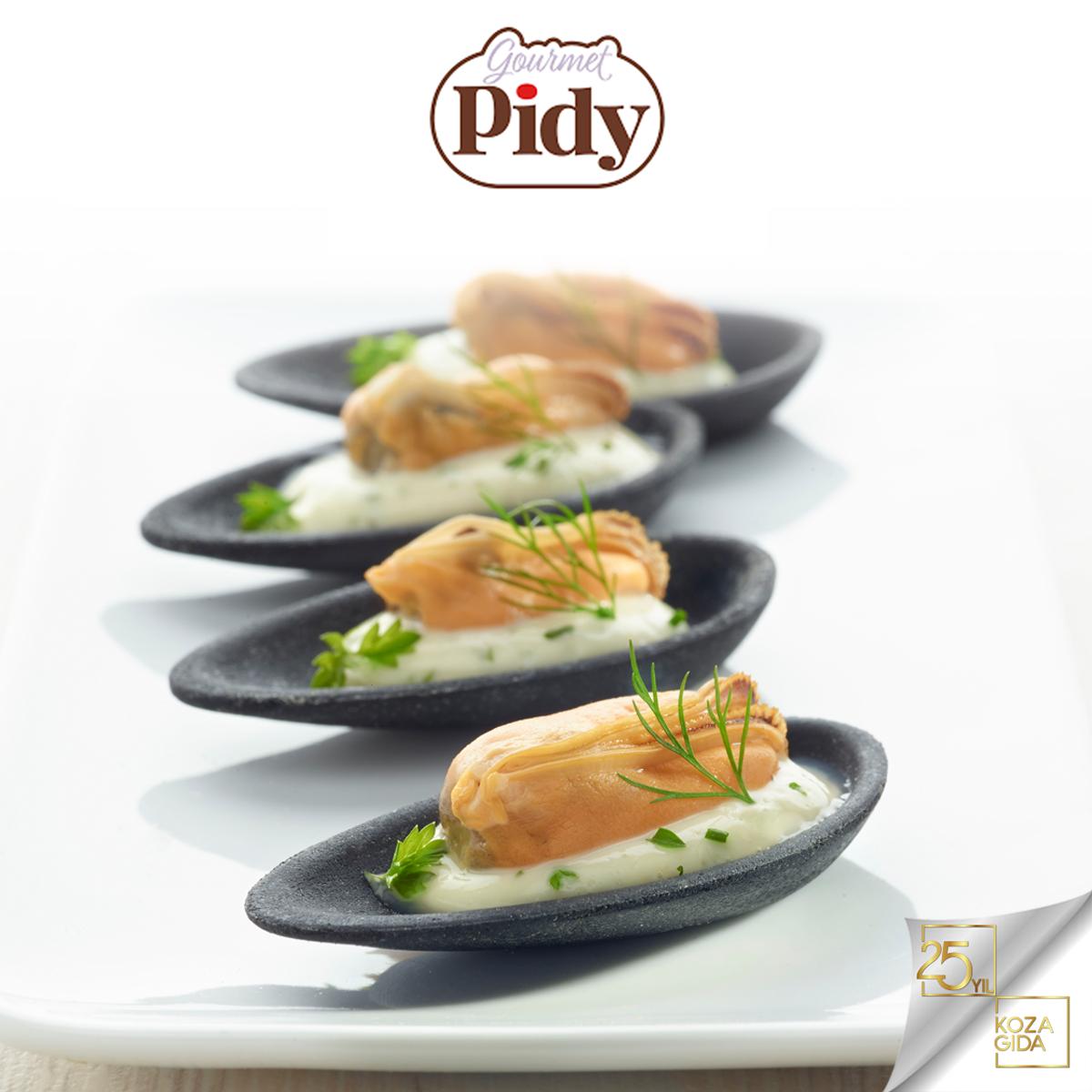 KozaGida's tweet image. Sofralarınızı zenginleştirecek sıradışı sunumlar için Pidy siyah tuzlu midye kabuğu tartalet Koza Gıda&apos;da! 👌🏻
#KozaGıda #Pidy #Sunum