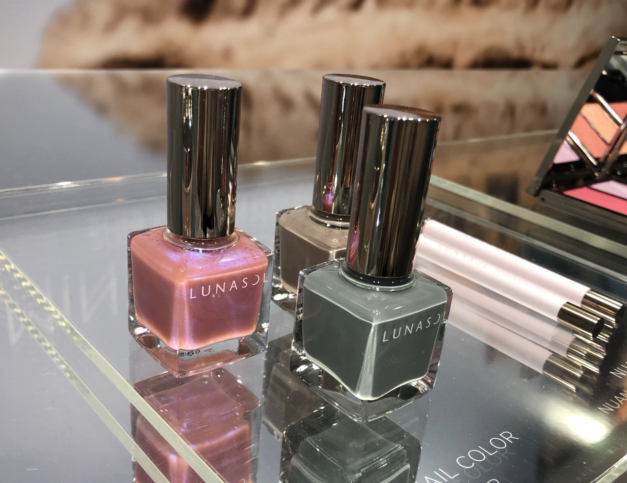 ミツコ 新作ネイルポリッシュ3色も外れ色なし パープルの偏光感が強めなピンクのマニキュアがとっても可愛かった 重ねても かわいい 単色でもかわいい T Co Atmoho32aa Twitter