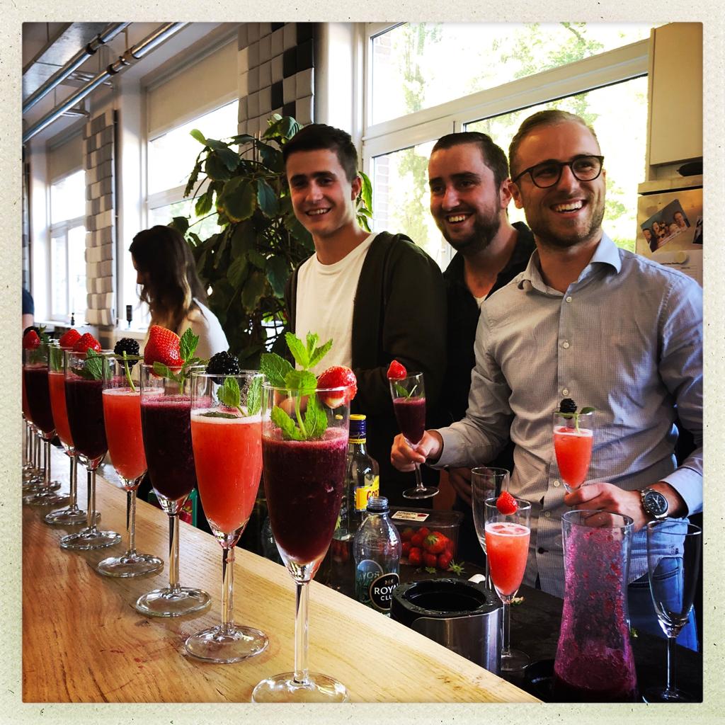🧐WIJ ZIJN OP ZOEK NAAR ’THE BEST MARKETING INTERNS EVER’!🧐

De 2Basics stage vacatures staan weer online! 
Check ze op onze website! 

💚 Drang om maatschappelijke impact te scoren is een must
🍸 Cocktails kunnen maken is een pré

👉 2basics.nl/wij-zijn-op-zo…