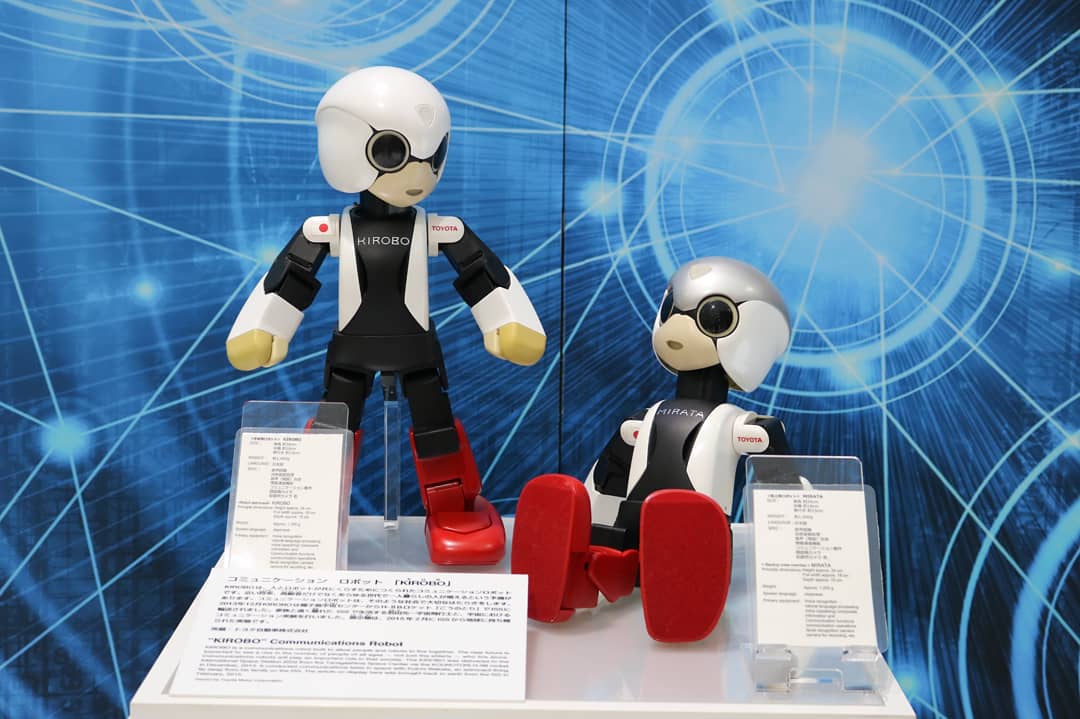 toyota_kaikan's tweet photo. 【KIROBOとMIRATA展示開始】
ぼくたちの仲間がトヨタ会館に引っ越してきたよ♪みんな２人のことを知ってるかな？KIROBOは宇宙にいったことがあるんだよ。会いに来てね#TOYOTA #トヨタ自動車 #トヨタ会館 #キロボ#KIROBOmini #宇宙 #ロボット宇宙飛行士 #きぼうロボットプロジェクト #若田宇宙飛行士 https://t.co/swZraeoHsG