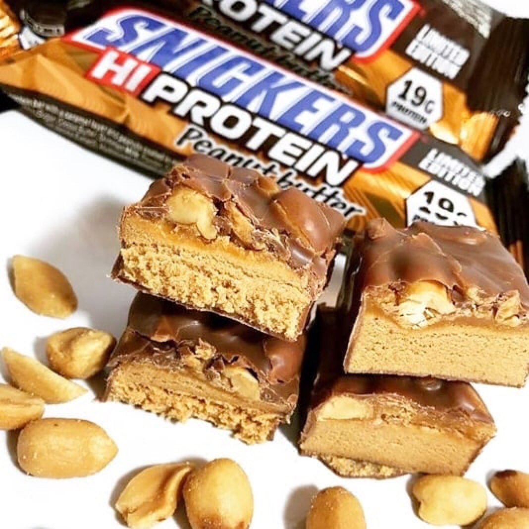 Have you ever even seen a more peanut packed protein bar?! 😱😍 
*
Are you stocked up like @hell.nutrition? 📸
*
#proteinbar #snickers
