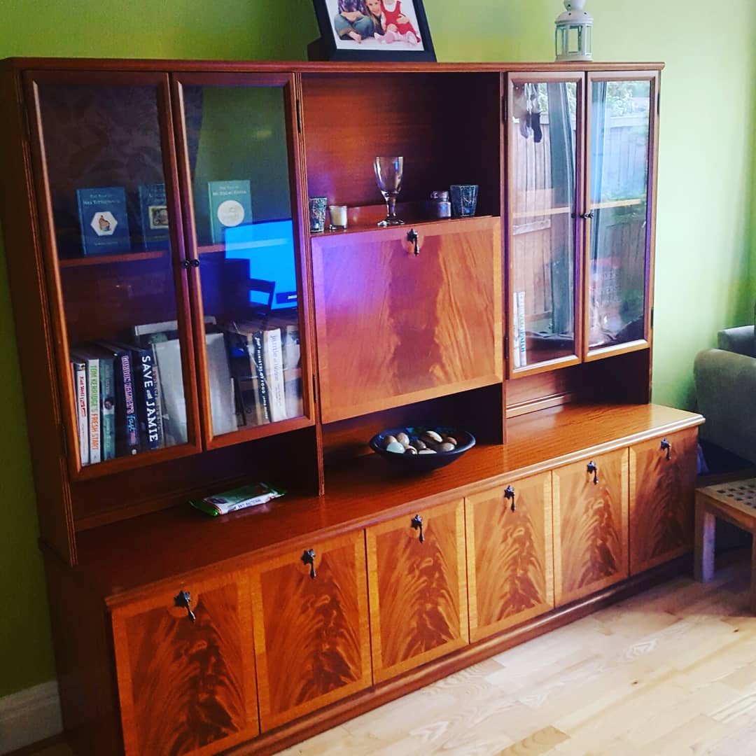 FunkyColdPat's tweet photo. Seeing what our Meredew Avalon unit looks like in a real situation. Top sections have hidden lights and middle has drop down mirrored booze cabinet. Love it. For sale! #Meredew #midcentury #midcenturymodern #forsale #70s #80s #interiordesign https://t.co/RbMGb2Kq1O