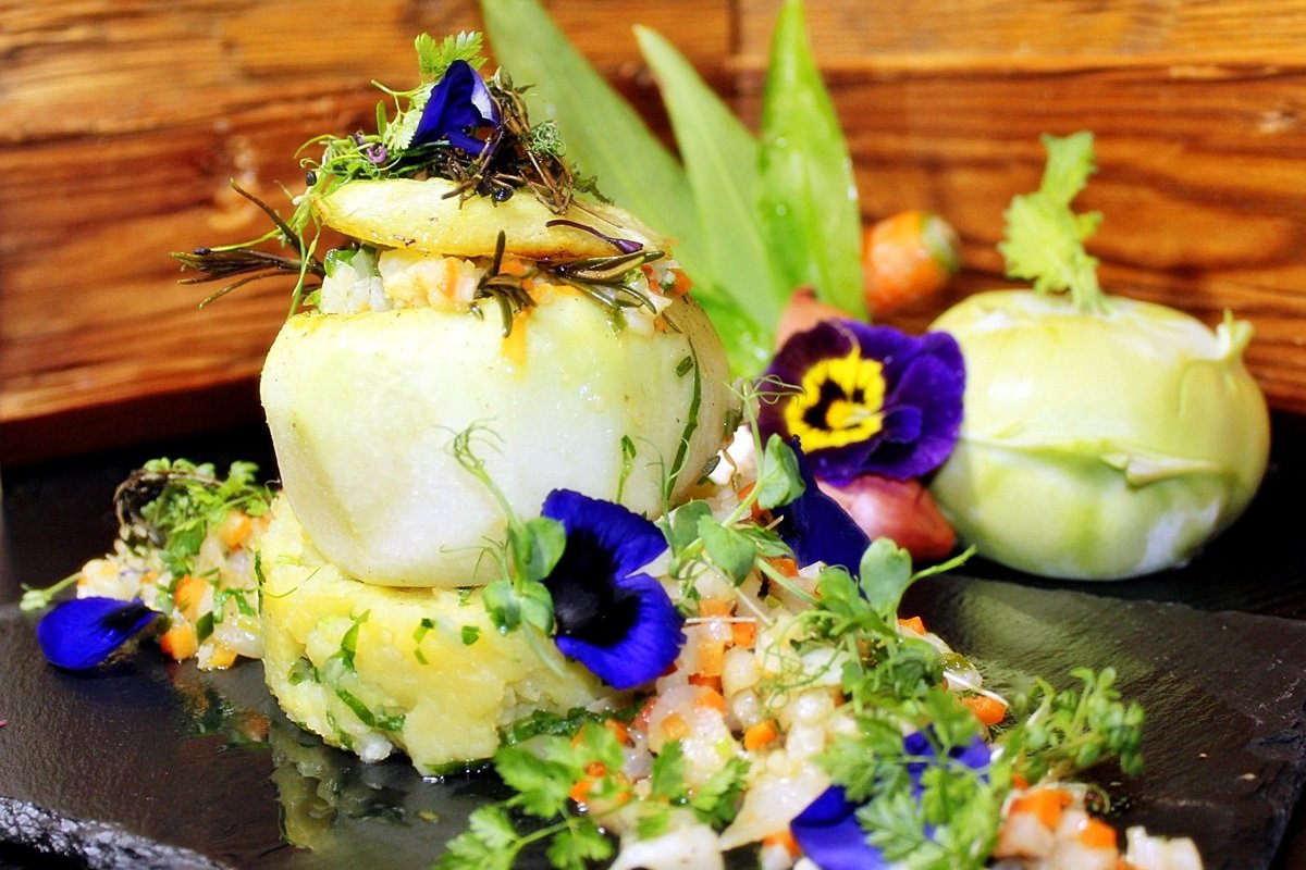 Hoernlepass's tweet photo. Heute möchte ich Ihnen mit gefüllten Kohlrabi mit Kartoffel-Bärlauchstampf ein #Rezept präsentieren, da Sie so wahrscheinlich noch nicht kennen. Aromatisch, #vegetarisch und frühlingshaft-leicht: https://t.co/WSNblNG4pE #food #foodporn #yummy #lecker https://t.co/XeqxjTjwRA