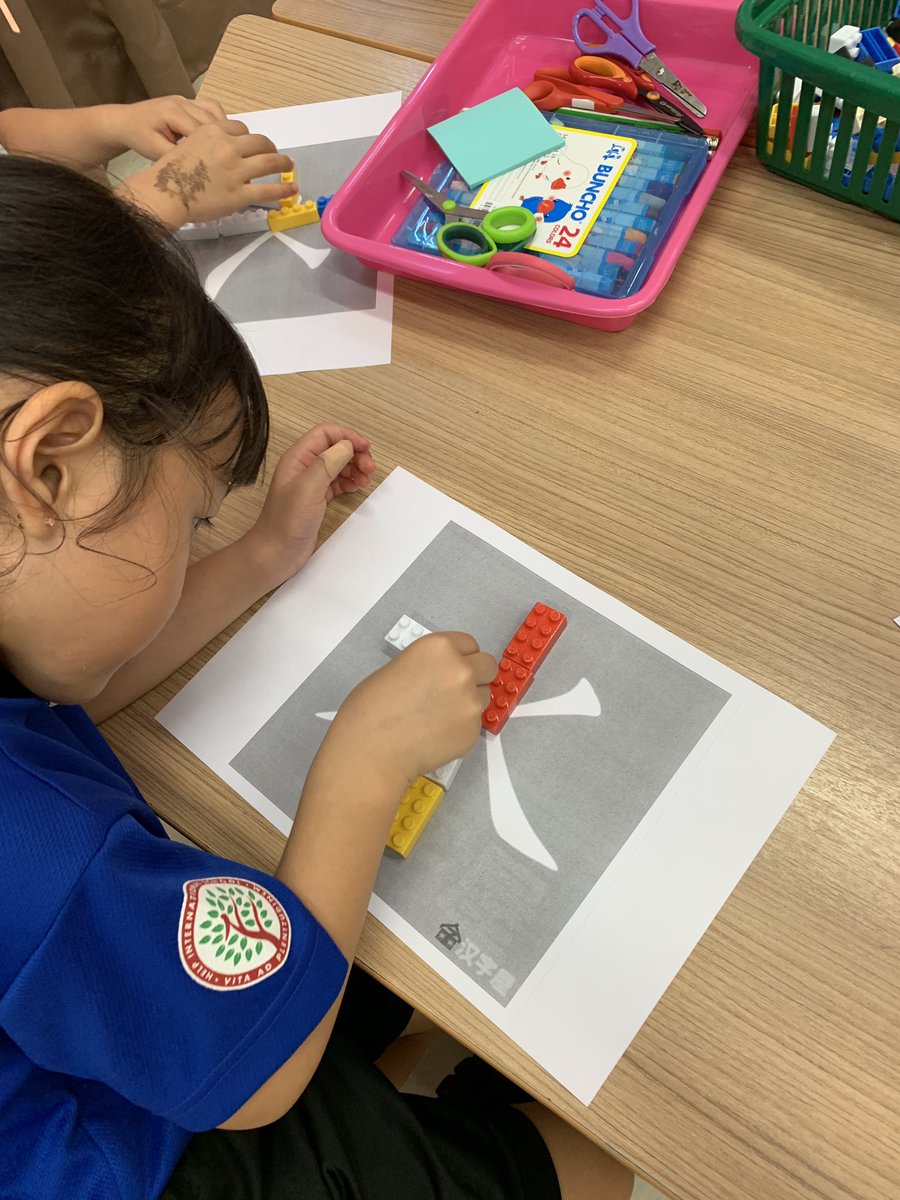 In preschool one, we learnt to form the Chinese character 水 (water) by using lego 😃 
Thanks <a href="/seewenlim/">See Wen 老师 🇲🇾🇰🇷</a> 老师 and <a href="/vickyyhengg/">Vicky Heng</a> 老师 for the great idea! 😉

#HIS_learning #preschoolmandarin #mandarin #学汉语
