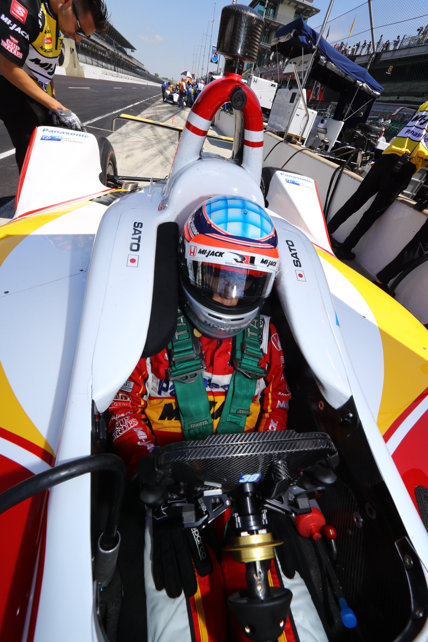 アライヘルメット Arai Helmet 26日に開催された世界三大レースのひとつ第103回インディ500 レース 佐藤琢磨選手は惜しくも0 34秒差の3位 序盤にピットトラブルで周回遅れの31位になるも 素晴らしい追い上げを見せました 優勝はシモン パジェノー 2位