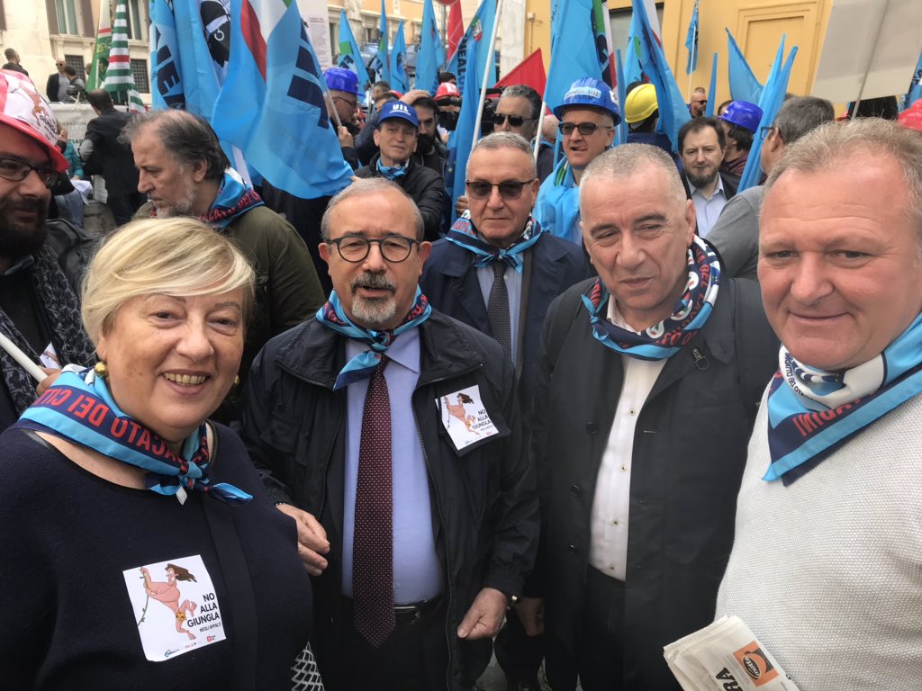 Giovan_Bell's tweet photo. Insieme alla @FENEALUIL_ e la @UILofficial  in piazza Montecitorio per sostenere gli emendamenti inerenti lo sblocca cantinieri. Giornata di mobilitazione per far rivedere al governo le proprie posizioni 🇮🇪 @UILTECNAZIONALE https://t.co/UqPDglJJLY