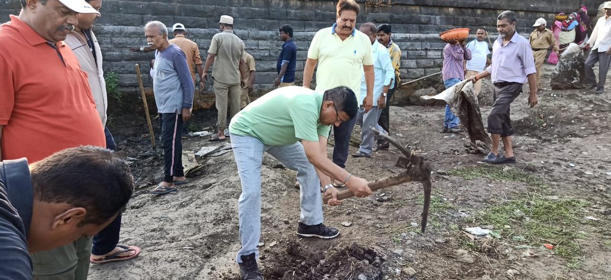 KmcKolhapur's tweet photo. दि. 27 मे रोजी संध्यामठ येथे स्वच्छता मोहीम पार पाडण्यात आली.  यावेळी कोल्हापूर महानगरपालिकेचे आयुक्त डॉ. मल्लिनाथ कलशेट्टी, उपायुक्त सरनाईक सर, सिटी इंजिनीर सरनोबत सर, कर्मचारी व नागरिक उपस्थित होते... https://t.co/2lTGo4qHRq