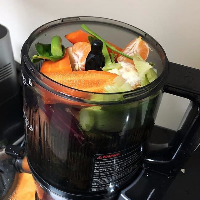 To co widzicie na zdjęciu, to komora wsadowa w naszych bestsellerowych wyciskarkach Hurom H-AI One Stop. Dostajemy mnóstwo wiadomości zwrotnych od klientów, którzy są pod wrażeniem ile może pomieścić owoców! Wyobraźcie sobie, że Hurom One Stop potrafi pr… bit.ly/2K9Ri14