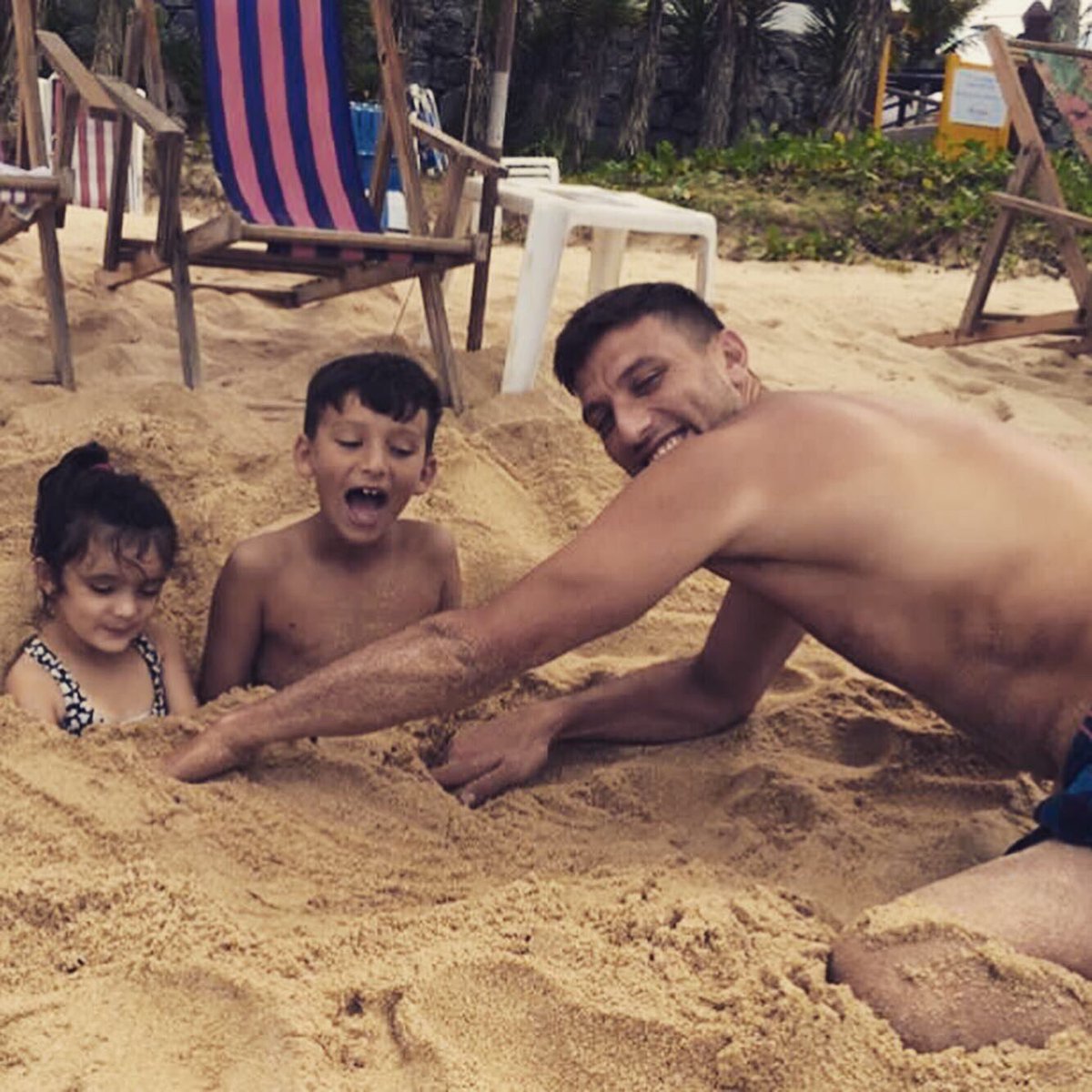 FilardiVoley's tweet photo. #Brasil 🇧🇷 Vacaciones en familia ⛱🏝 .
Este año nuevo destino en la Liga 🇦🇷🏐 @voleyaclav con @Gigantesdelsur #neuquen #filardivoley #javifilardi #volleyballplayer #volleyball #voley #gigantesdelsur https://t.co/nvpjr3aoXs