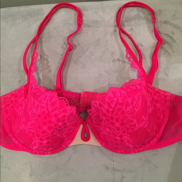 knotsforhim's tweet photo. So good I had to share! Check out all the items I'm loving on @Poshmarkapp #poshmark #fashion #style #shopmycloset #samedelman #victoriassecret #clarks: https://t.co/kPc5w1bXGL https://t.co/HRQGvrYI6k