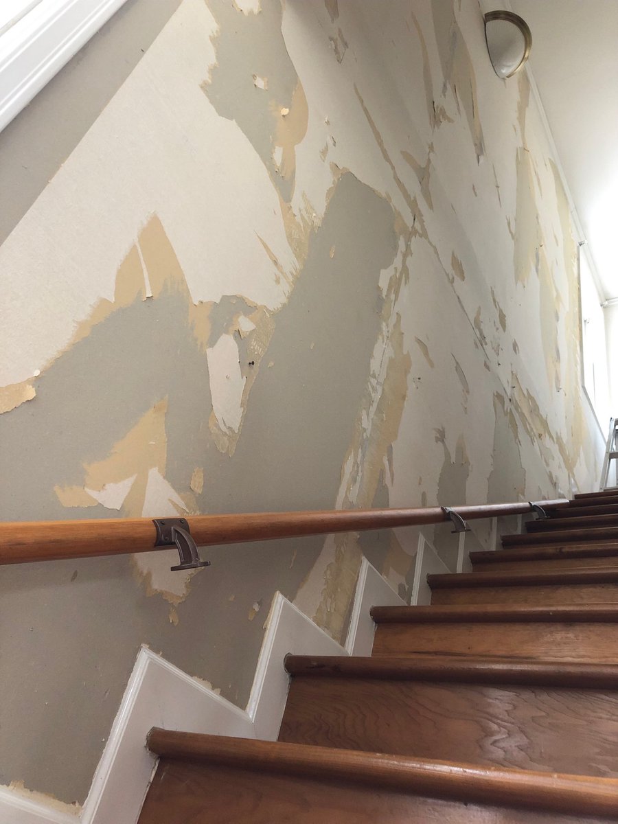 Yoshida Takashi 新築から四半世紀ぶりに自宅階段の壁紙を剥がしたらなんとなくアート作品が出現しました