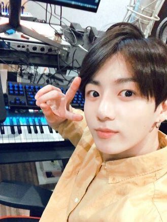 kookie_kitchen's tweet photo. 정국이 아기필터 쓴거 귀엽네.. (오른쪽 https://t.co/TjcWw0v62R