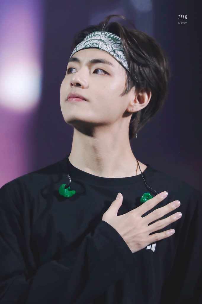 automne1107's tweet photo. Lưu hết trong tim!!!A.R.M.Y từ giờ ở trong tim Anh rồi đấy nhé🥰🥰🥰
@BTS_twt 
#TAEHYUNG 
#MicDrop500M https://t.co/stPoPUggVQ