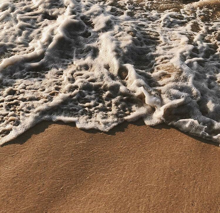 Me haces olvidar
lo que ofrece este mundo
no hay nada igual a tu amor.
Por mi abriste el mar
para darme un nuevo rumbo
y siempre estar en tu amor🐚🏝