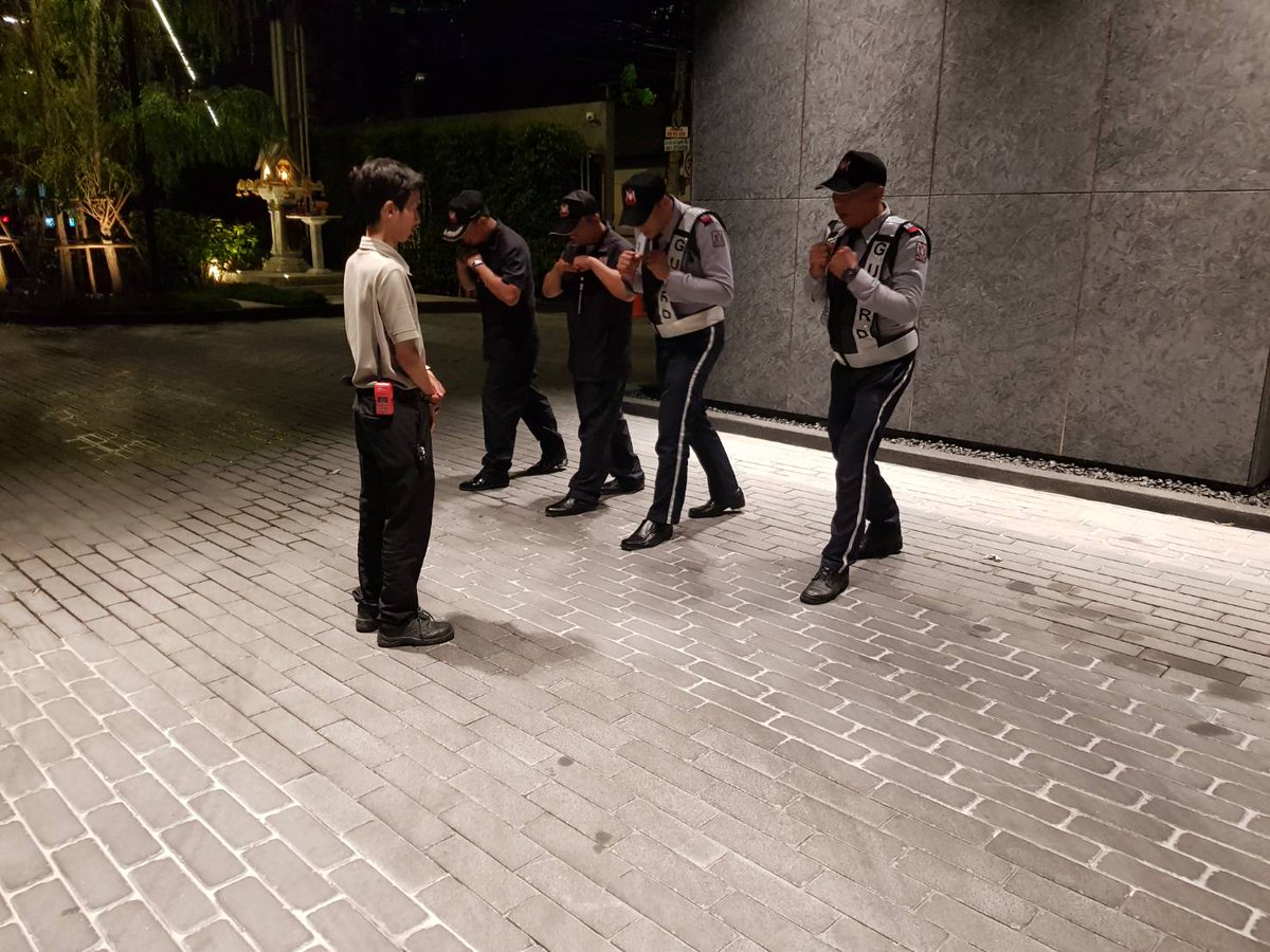 joyza12's tweet photo. ดูแลระบบเครื่องจักรให้พร้อมใช้งานอยู่เสมอ พร้อมเปลี่ยนหลอดไฟตามแนวทางเดิน เพื่อต้อนรับลูกค้าเวลากลับบ้าน รวมแถวพนักงานรักษาความปลอดภัยเป็นประจำ ช่วงเช้าและเย็น เพื่อความปลอดภัยของผู้พักอาศัยในโครงการ #plusproperty #thelineratchathewi #plusmanagement https://t.co/73Mmnw7mTP