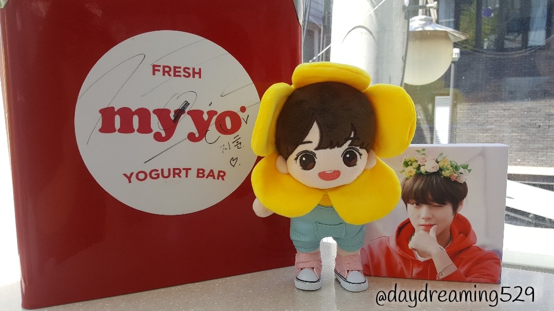 daydreaming529's tweet photo. 지훈이 싸인이 추가되었다기에 재방문한 #myyo
 오늘은 한송이 꽃같은 윙2호와 함께💕

#박지훈 #PARKJIHOON #지훈아생일축하해 
#2019_로맨틱지훈데이 https://t.co/tOJVjcvK5s