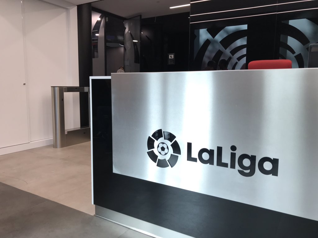 padel20's tweet photo. 🔝El Pádel llega a @LaLigaSports de la mano de @padeltelevision
Gracias Nacho y Jaime de #PadelTV por invitarnos a la presentación del nuevo canal exclusivo para #Padel en la plataforma digital #LaLigaSportsTV donde se proyecto la Premier del documental de @willylahoz https://t.co/jZVjE0No0h