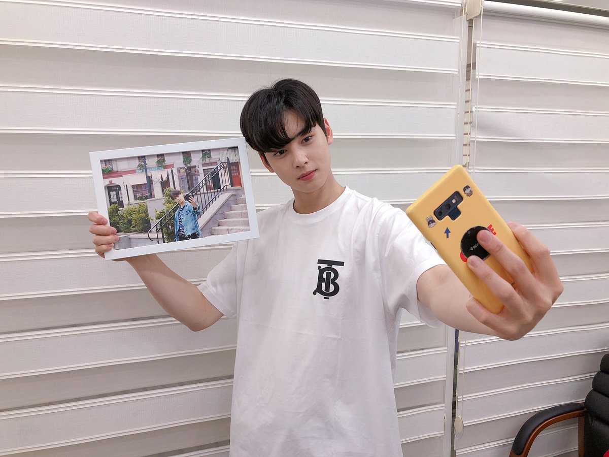ASTRO_Staff's tweet photo. [안내] #아스트로 Every Moment Matters II 비하인드 사진을 #LIPSS 를 통해서 만나 보실 수 있습니다💜

▶ https://t.co/mhPCME7n4C

#ASTRO #EveryMomentMatters https://t.co/WvouvLPaBL
