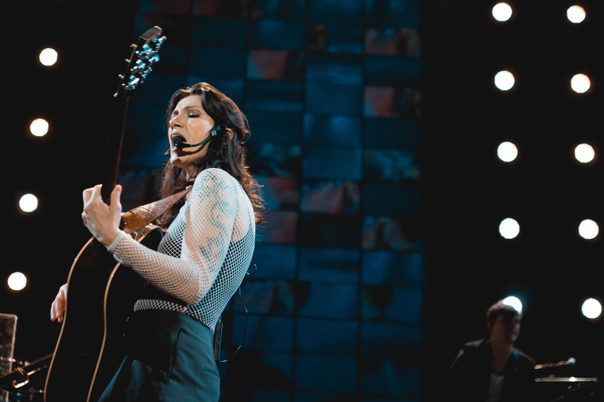 photoespina's tweet photo. . @elisatoffoli illumina Torino con la sua voce! #elisa #diariapertitour  #torino #diariaperti https://t.co/oQnEzRFR8l