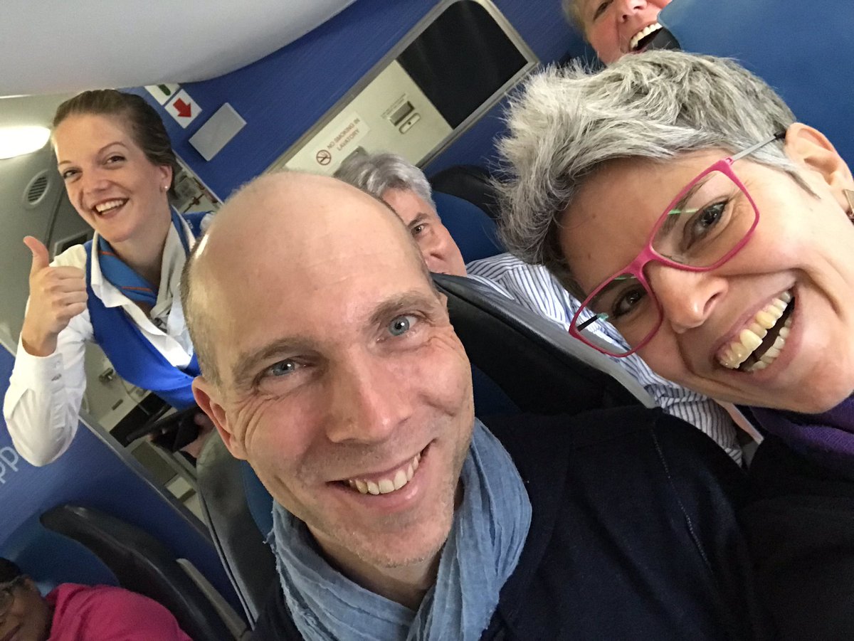 JenniferHopp_'s tweet photo. Schönes Reisen, wenn auch die Flugbegleiter Spaß haben 😊😎 @KLM #readyfortakeoff #funonboard https://t.co/MqO9JS634F