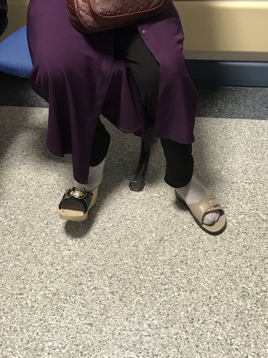 Biz çorabı farklı giysek olay olur teyzem bir üst seviyeye taşımış olayı 😂