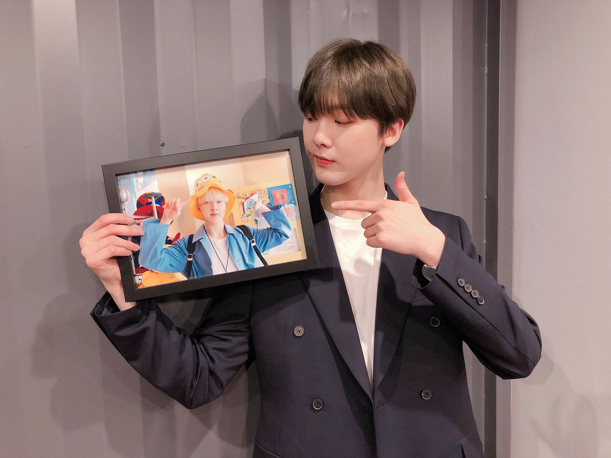 ASTRO_Staff's tweet photo. [안내] #아스트로 Every Moment Matters II 비하인드 사진을 #LIPSS 를 통해서 만나 보실 수 있습니다💜

▶ https://t.co/mhPCME7n4C

#ASTRO #EveryMomentMatters https://t.co/zUN5eO5k8h