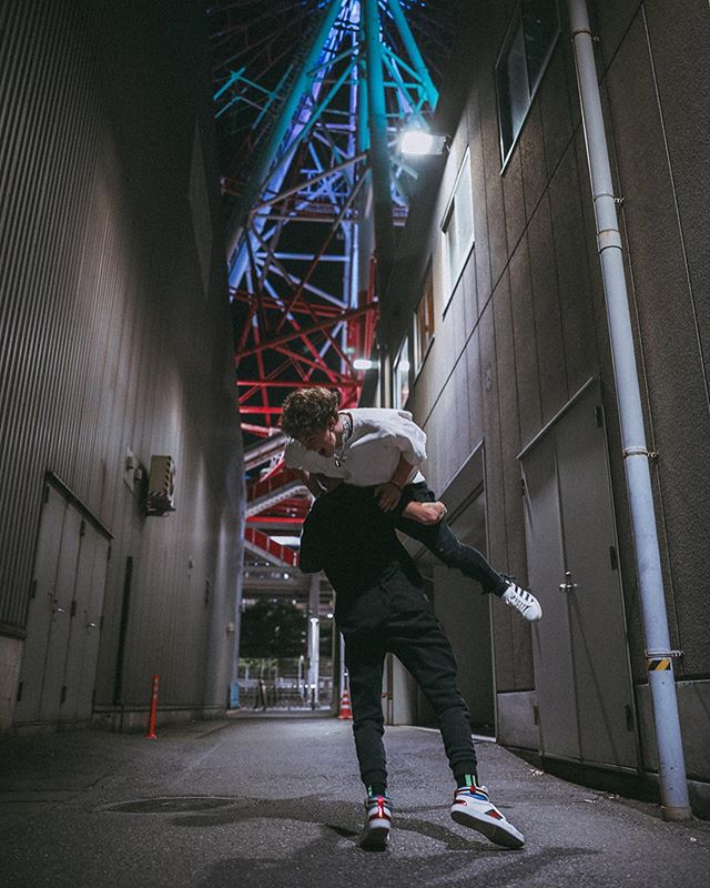 WDWJAPAN's tweet photo. 18歳おめでとう、兄弟！この日の話をずっとしていたね。そしてついに、君は18歳になったんだ。日本の東京で君が誕生日を迎えるなんて、不思議な巡り合わせだね✨君は本当にカッコいいよ！愛してるよ兄弟！byコービン https://t.co/RUTK0i364p https://t.co/eCKLTxAAi1