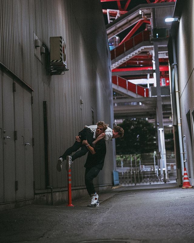 WDWJAPAN's tweet photo. 18歳おめでとう、兄弟！この日の話をずっとしていたね。そしてついに、君は18歳になったんだ。日本の東京で君が誕生日を迎えるなんて、不思議な巡り合わせだね✨君は本当にカッコいいよ！愛してるよ兄弟！byコービン https://t.co/RUTK0i364p https://t.co/eCKLTxAAi1