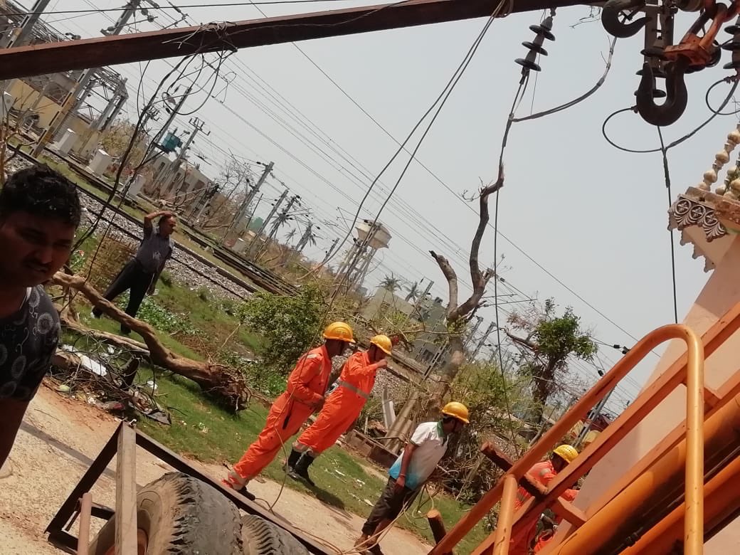 FaniRestoration's tweet photo. NDRF team at work in different locations in Puri Town.#FaniRestoration https://t.co/R2L0UcuBLT