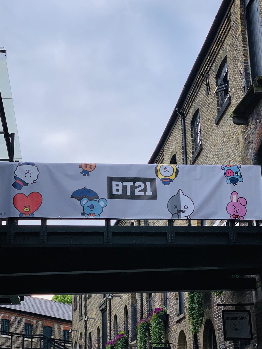 an_gie1xx's tweet photo. Estoy desde la 4 de la mañana haciendo fila para la tienda de BT21 en Londres y estamos de primeras en la fila junto con @SolarChim_BTS HAKDJSKSJEK. Si eso no es amor, no se que lo sea 

#BTS
 #BTSinLondonPt2
 #BTSxWembley
 #SPEAK_YOURSELF_Tour https://t.co/qwqWZMpCUl