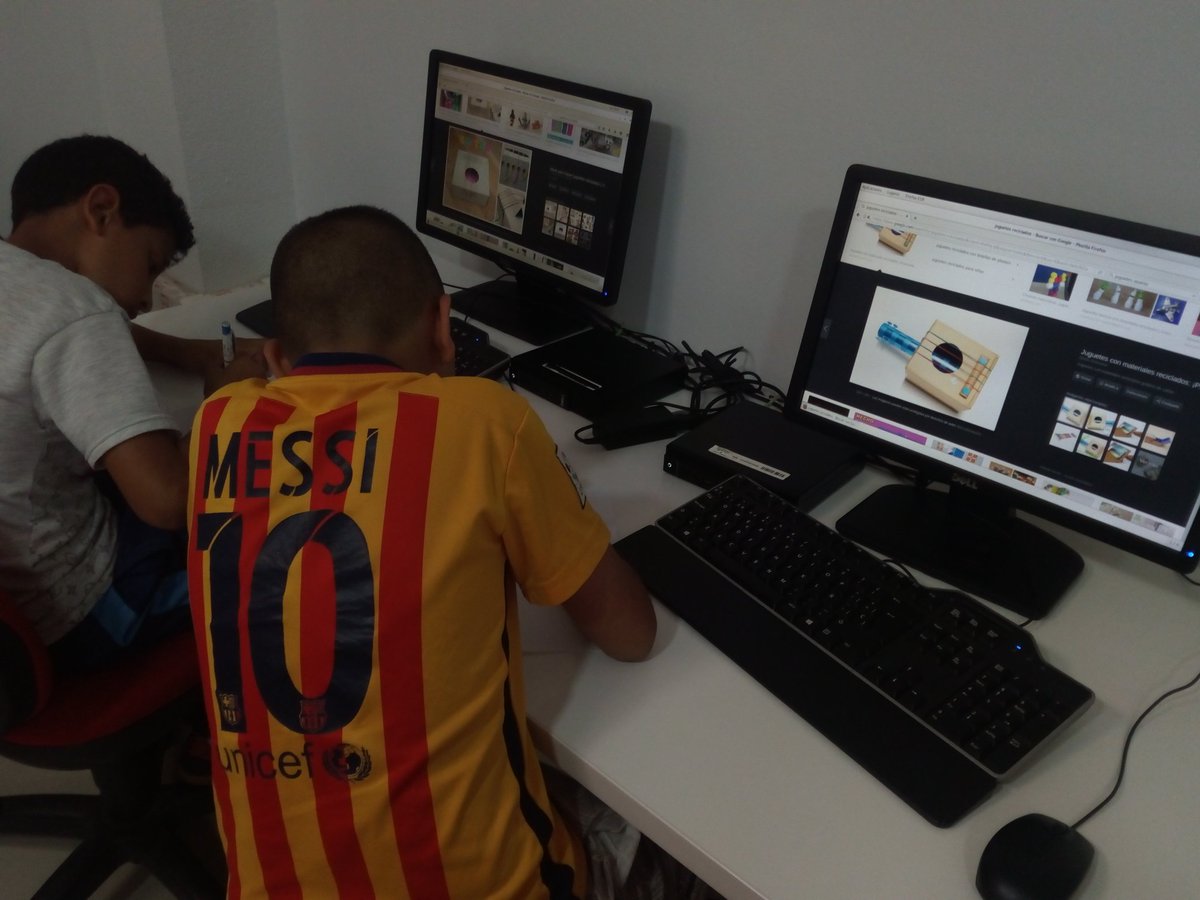 PuntoVuelaPuche's tweet photo. Creatividad TIC. Hemos buscado en Internet cómo fabricar juguetes con materiales reciclados y muy pronto mostraremos los resultados de nuestro trabajo. #creapeques #Puche #conectandoelbarrio 🎯🎲🎨💻 @RedGuadalinfo https://t.co/rXmv6A8v5F