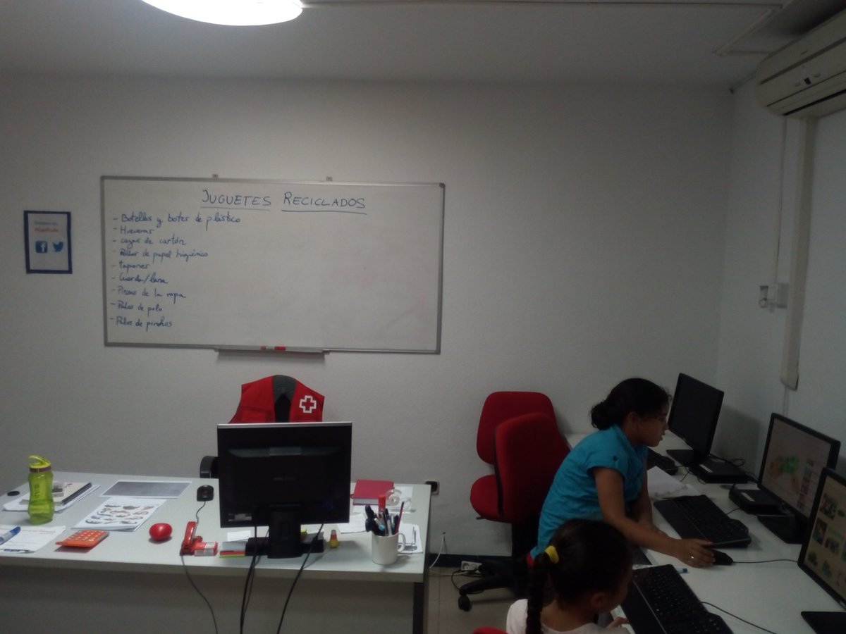 PuntoVuelaPuche's tweet photo. Creatividad TIC. Hemos buscado en Internet cómo fabricar juguetes con materiales reciclados y muy pronto mostraremos los resultados de nuestro trabajo. #creapeques #Puche #conectandoelbarrio 🎯🎲🎨💻 @RedGuadalinfo https://t.co/rXmv6A8v5F