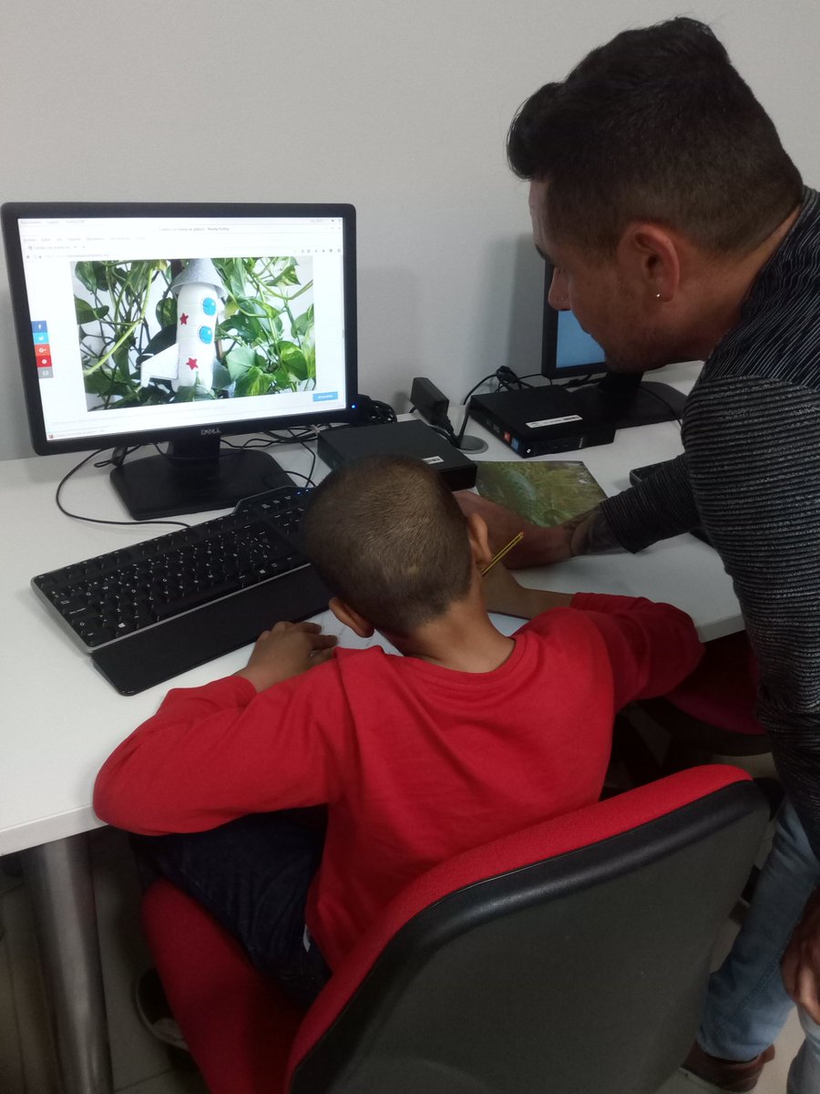 PuntoVuelaPuche's tweet photo. Creatividad TIC. Hemos buscado en Internet cómo fabricar juguetes con materiales reciclados y muy pronto mostraremos los resultados de nuestro trabajo. #creapeques #Puche #conectandoelbarrio 🎯🎲🎨💻 @RedGuadalinfo https://t.co/rXmv6A8v5F