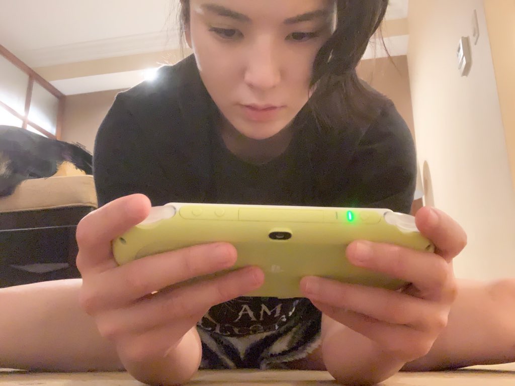 Hikaru Shida 志田 光 移動の飛行機の荷物検査で カバンにタブレットが二つも入ってますね 何ですか ときかれたときに Nintedo Swichとpsvitaです って答えるの少し恥ずかしかった 笑 It S Just A Little Embarrassing Me To Tell The Security