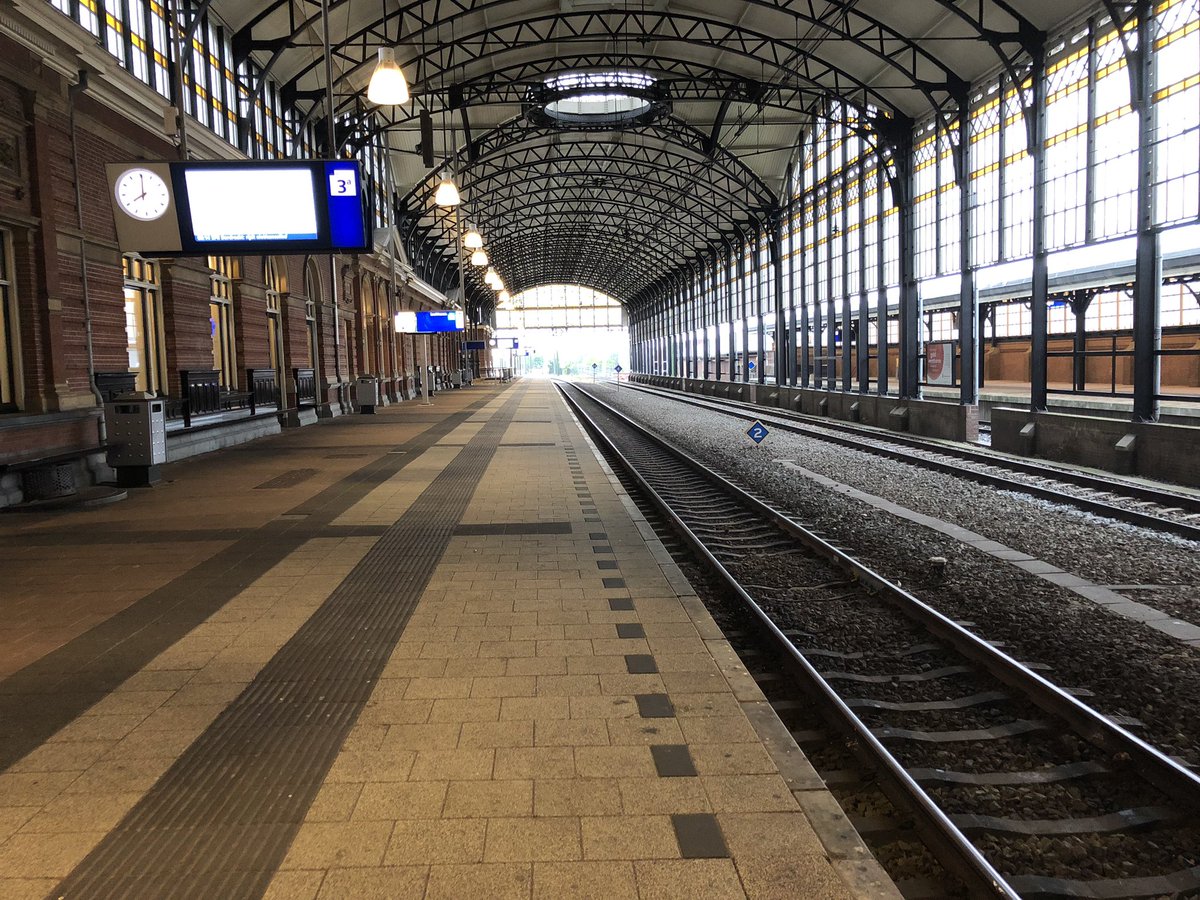 Surrealistisch op Den Haag HS. Vogels en een eenzame toiletjuffrouw. <a href="/omroepwest/">Omroep West</a> #StakingOV