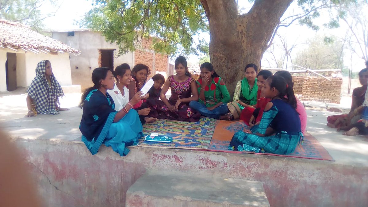 WMahasamund's tweet photo. #POSHANAbhiyaan #LetsTalkPeriod   विश्व माहवारी स्वच्छता दिवस पर सखी चौपाल लगा के पर्यवेक्षक और कार्यकर्ताओ के द्वारा  स्वयम की स्वच्छता पर सक्रिय चर���चा की गई। @MahasamundDist @GMgeetha97 @Sudhaka60884574  @HealthCgGov @BMGFIndia @WorldBankIndia @MinistryWCD  @wcdposhancg https://t.co/oFzaxhgnYH