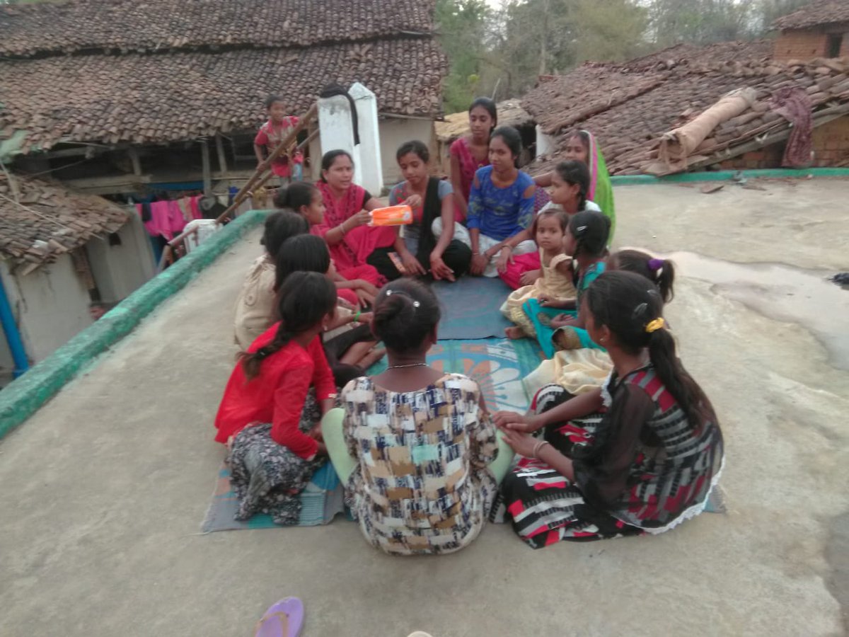 WMahasamund's tweet photo. #POSHANAbhiyaan #LetsTalkPeriod   विश्व माहवारी स्वच्छता दिवस पर सखी चौपाल लगा के पर्यवेक्षक और कार्यकर्ताओ के द्वारा  स्वयम की स्वच्छता पर सक्रिय चर���चा की गई। @MahasamundDist @GMgeetha97 @Sudhaka60884574  @HealthCgGov @BMGFIndia @WorldBankIndia @MinistryWCD  @wcdposhancg https://t.co/oFzaxhgnYH