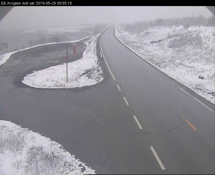 VTSost's tweet image. Surt og kaldt i fjellet i sør-Norge i dag. Her fra E6 over #Dovrefjell hvor det nå er rundt null grader og lett snø i luften. Vi oppfordrer trafikanter til å benytte riktig dekk etter forholdene i høyfjellet i dagene fremover.