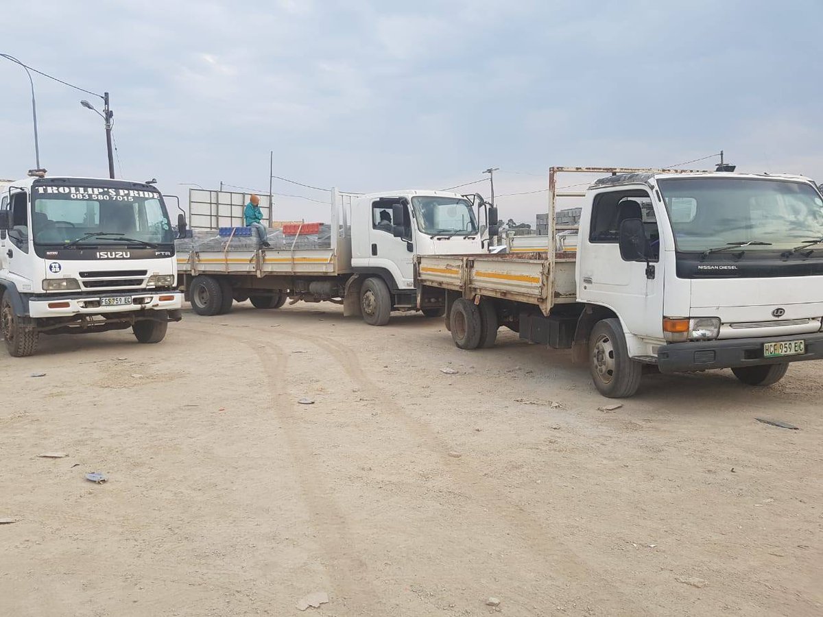 _ArriveAlive's tweet photo. 10 arrested for malicious damage to property and attempted murder https://t.co/KkZG7M0Apa
#ArriveAlive #MaliciousDamage #AttemptedMurder @SAPoliceService https://t.co/elxXUbTYOt