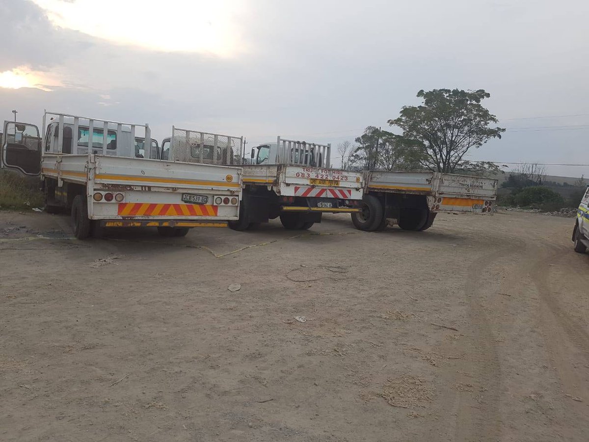 _ArriveAlive's tweet photo. 10 arrested for malicious damage to property and attempted murder https://t.co/KkZG7M0Apa
#ArriveAlive #MaliciousDamage #AttemptedMurder @SAPoliceService https://t.co/elxXUbTYOt