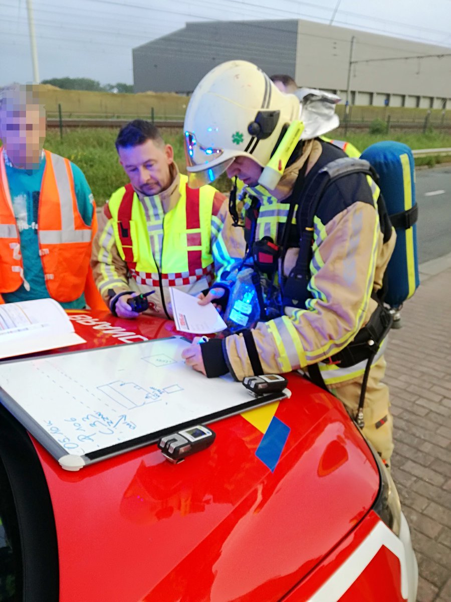 GemeenteBeersel's tweet photo. In de Demeurslaan in #Huizingen behandelt de brandweer momenteel een ammoniaklek in een bedrijf. Geen gewonden en ook geen reden tot ongerustheid. De omwonenden worden gevraagd om preventief ramen en deuren gesloten te houden, omwille van mogelijke geurhinder. https://t.co/xf7embJkBd