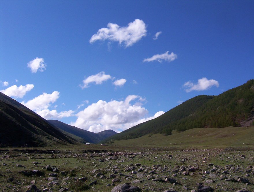 The days were hot as we rode through the Khangai Nuruu National Park, taking us up barren, dry river valleys strewn with fist sized rocks. bit.ly/2Dz6BMq

#Mongolia #horsetrekking #nomad #travel #adventure