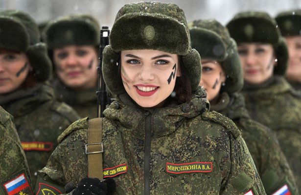 Оказывается, в России есть такой праздник - День брюнеток. И он сегодня. Но главный праздник сегодня - День пограничника. А если пограничник  брюнетка, то враг ну никак мимо не пройдёт ;)
С праздником всех причастных!