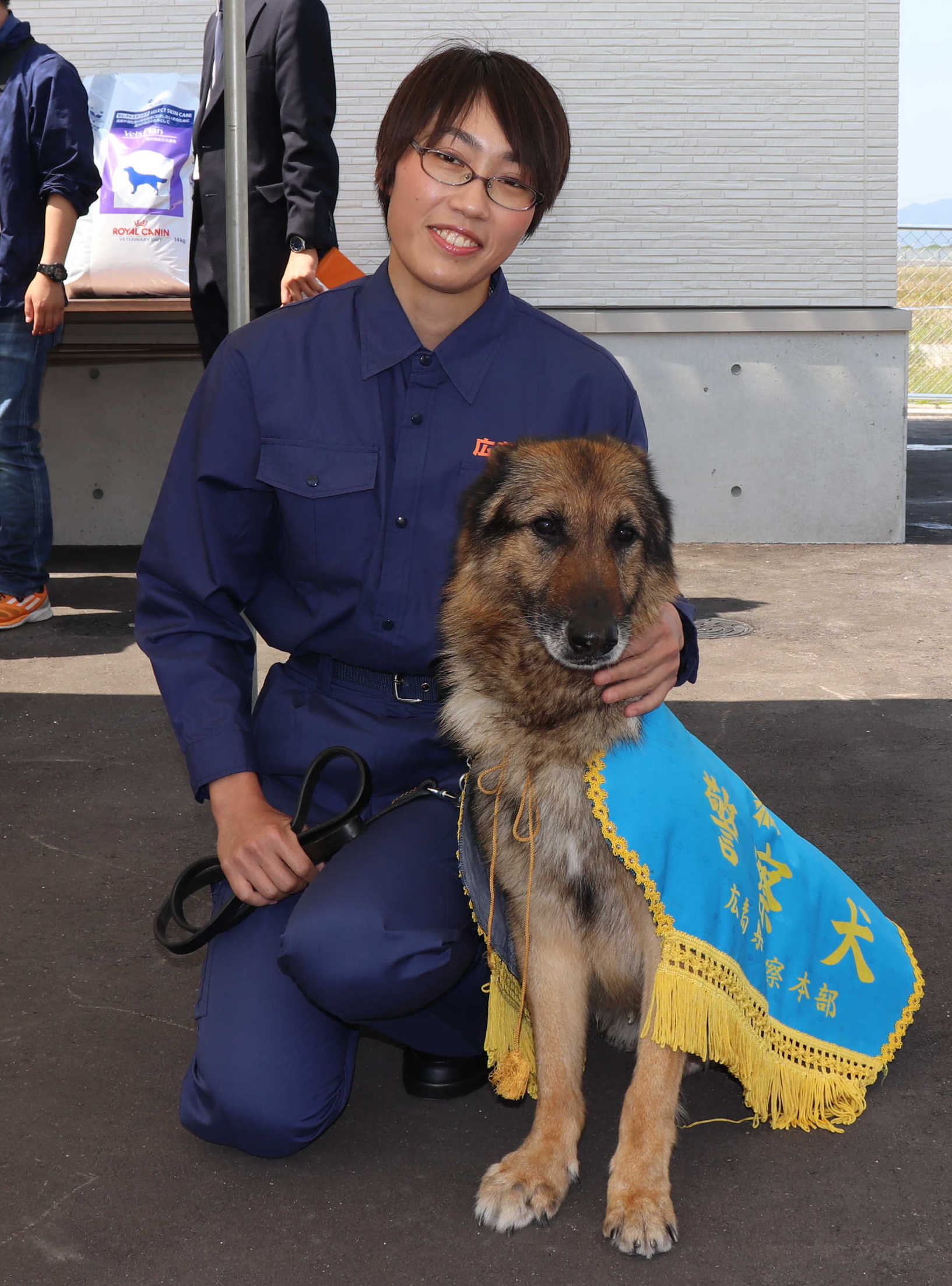 広島県警察 公式 先日 当県警の直轄警察犬 愛称ジェイ の退任式を行いました ジェイは平成21年から警察犬として数々の現場に出動してきましたが この度 高齢のため引退することに なりました 今後は 元指導者に引き取られ余生を過ごします 今まで