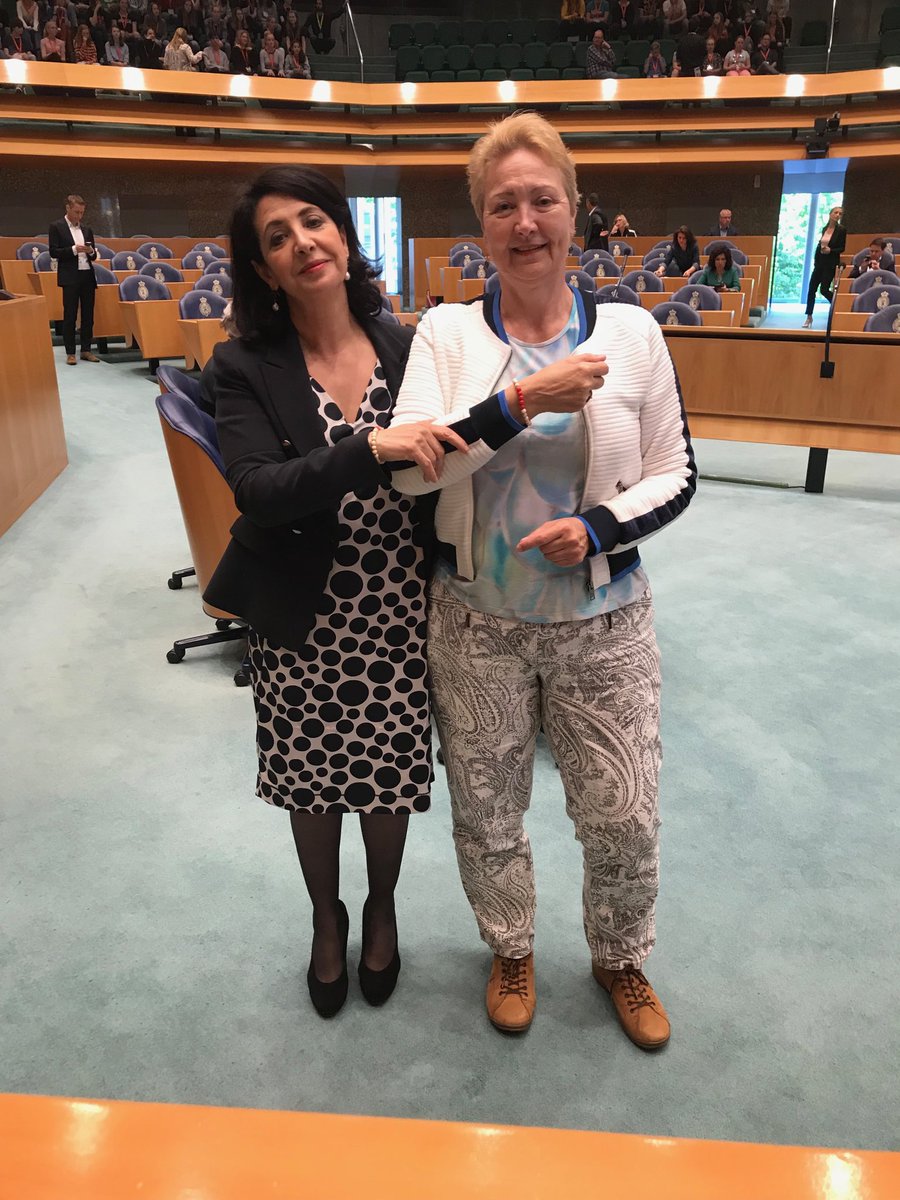 Met onze voortreffelijke voorzitter ⁦<a href="/khadijaArib/">Khadija Arib</a>⁩ ook zij steunt #MHD2019 meisjes blijven te vaak van school weg als ze menstrueren. Een van de doelen #sdg6 schoon drinkwater en sanitair! Actie en aandacht van ⁦<a href="/SigridKaag/">Sigrid Kaag</a>⁩ voor dit onderwerp graag 👍