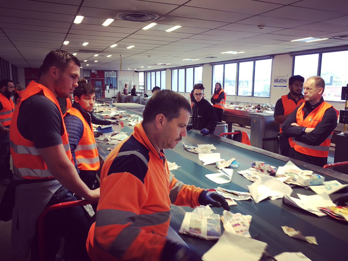 ASMOfficiel's tweet photo. #PartageASM Les Clermontois en visite surprise chez leurs partenaires ce matin @Paprec_Group Au contact des salariés. 🤝 https://t.co/SCJeRiKQcH