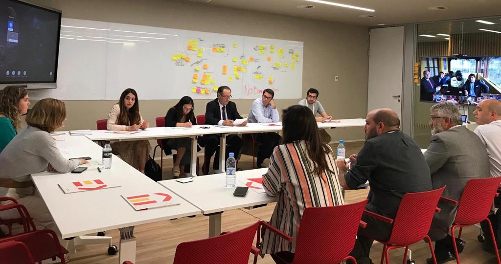ICEX_'s tweet photo. Ayer conectamos a 15 empresas de #farmacia y material médico con @IcexPeru. El país andino está desarrollando nuevas iniciativas para mejorar la eficiencia de las compras públicas en estos productos 🏥💊 https://t.co/bEYgGzMiLI