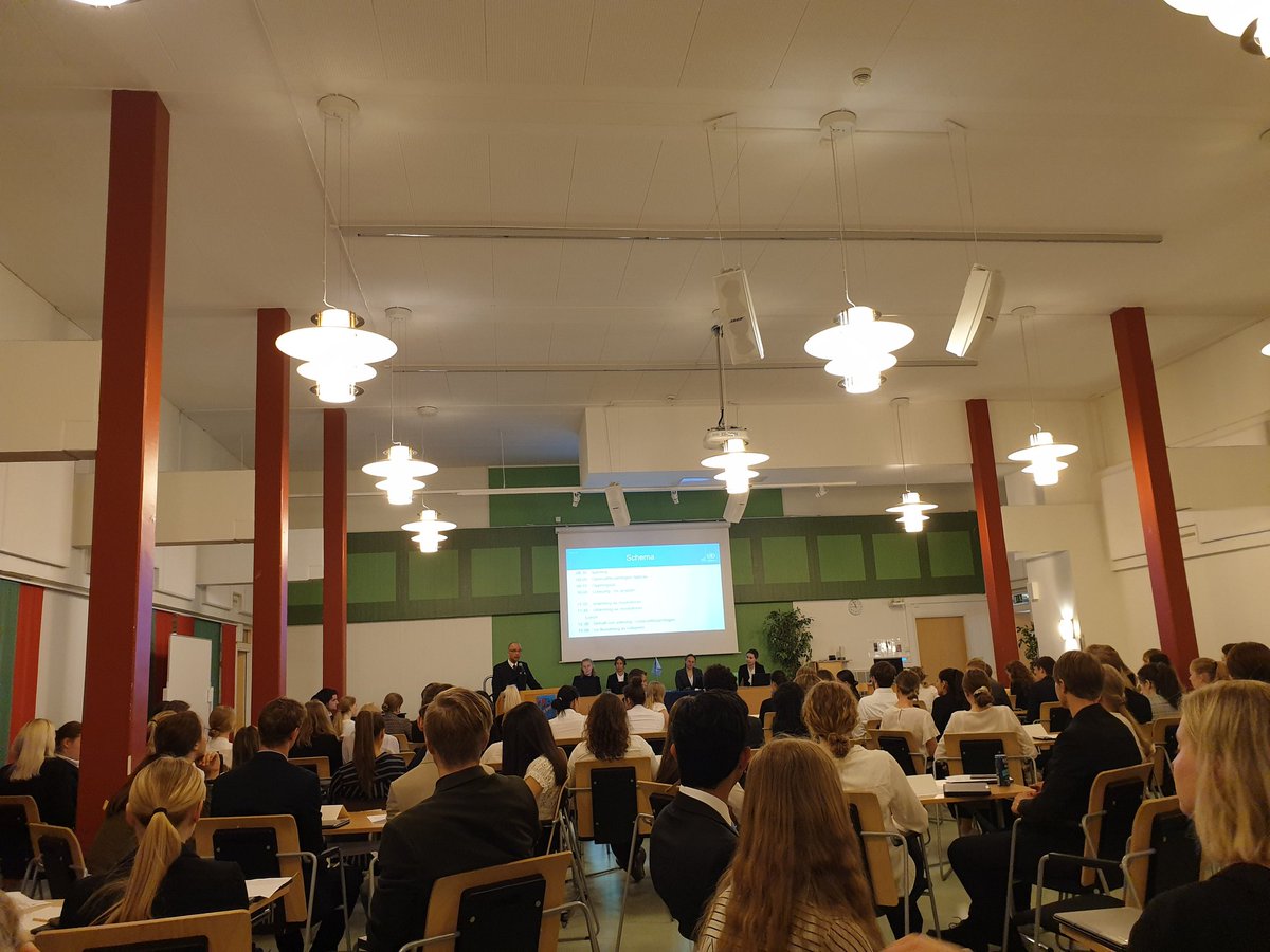 samhallsprogram's tweet photo. Årets FN-rollspel är igång! Idag ska generalförsamlingen diskutera konflikten i Myanmar. Frågorna som ska diskuteras gäller försoning, humanitärt tillträde och förebyggande av sexuellt och könsbaserat våld. #FN #Rollspel #SAbroman https://t.co/IlPuzsIeXR