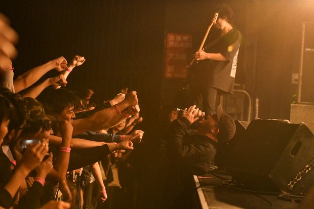 【ライヴ・レポート】
エクスプロージョンズ・イン・ザ・スカイやMONOの轟音に昇天。大盛況に終わった〈After Hours〉をレポ
mikiki.tokyo.jp/articles/-/216…